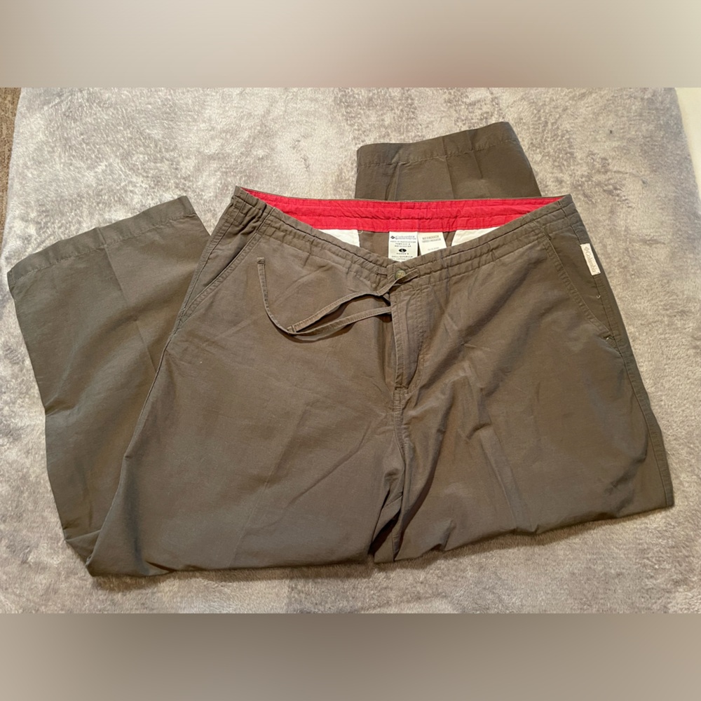 Women’s Columbia khaki green cargo capris